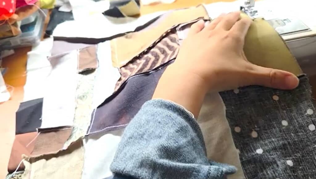 ミシンで縫い合わせます
