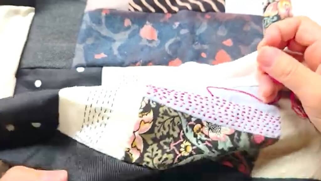 手縫いでステッチを入れます