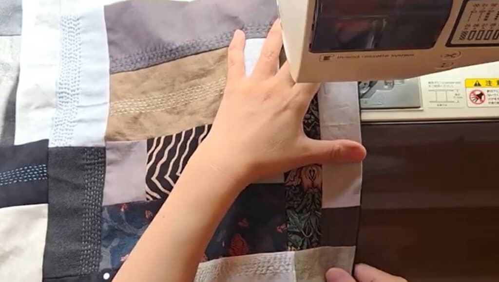 返し口を縫い、フチにステッチを入れます