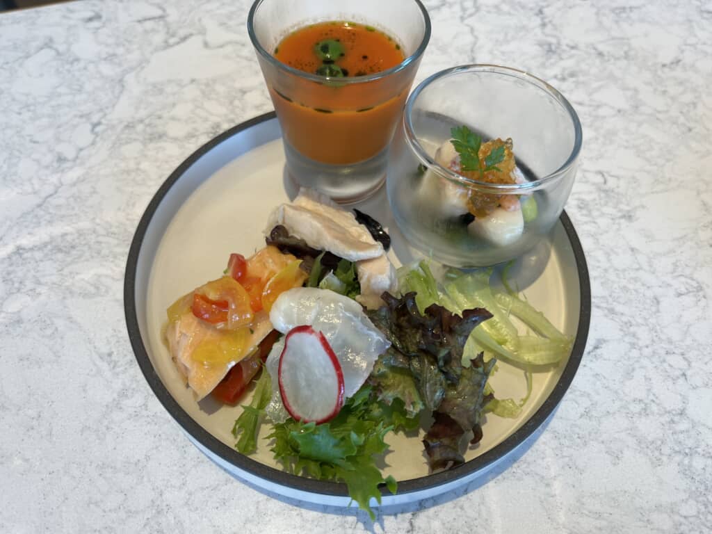 控えめに取った冷菜、私イチ押しの「ガスパチョ」は画像上