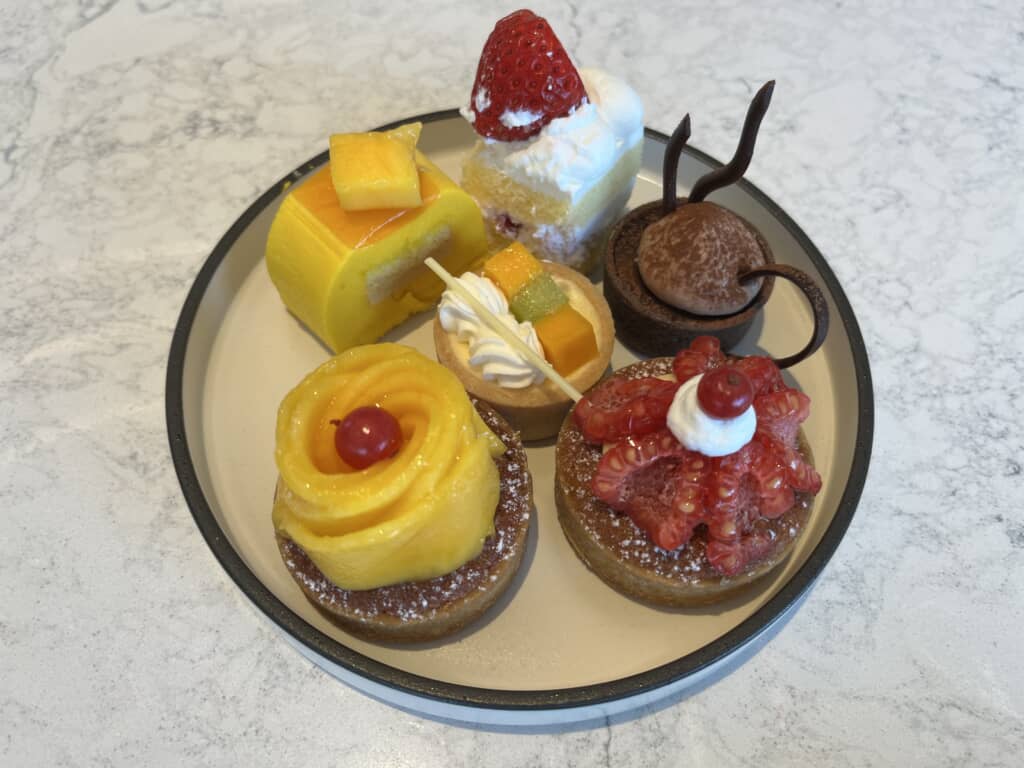 フルーツタルト2種、いちごのショートケーキ、チーズタルトなど