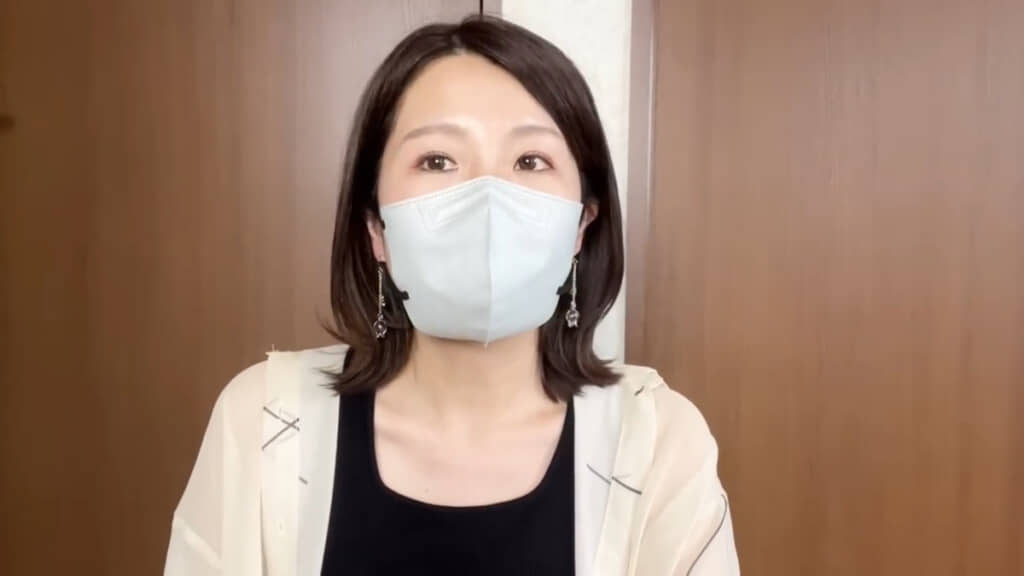 長めの金具でゆらゆら揺れる“スズラン”のピアスがかわいらしいです