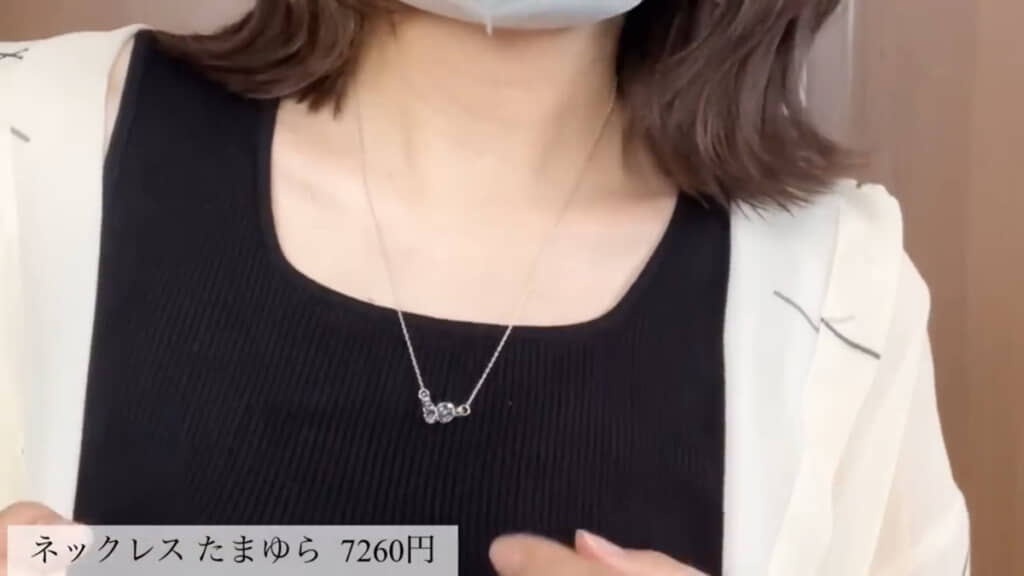 ネックレスを実際に着けてみた様子
