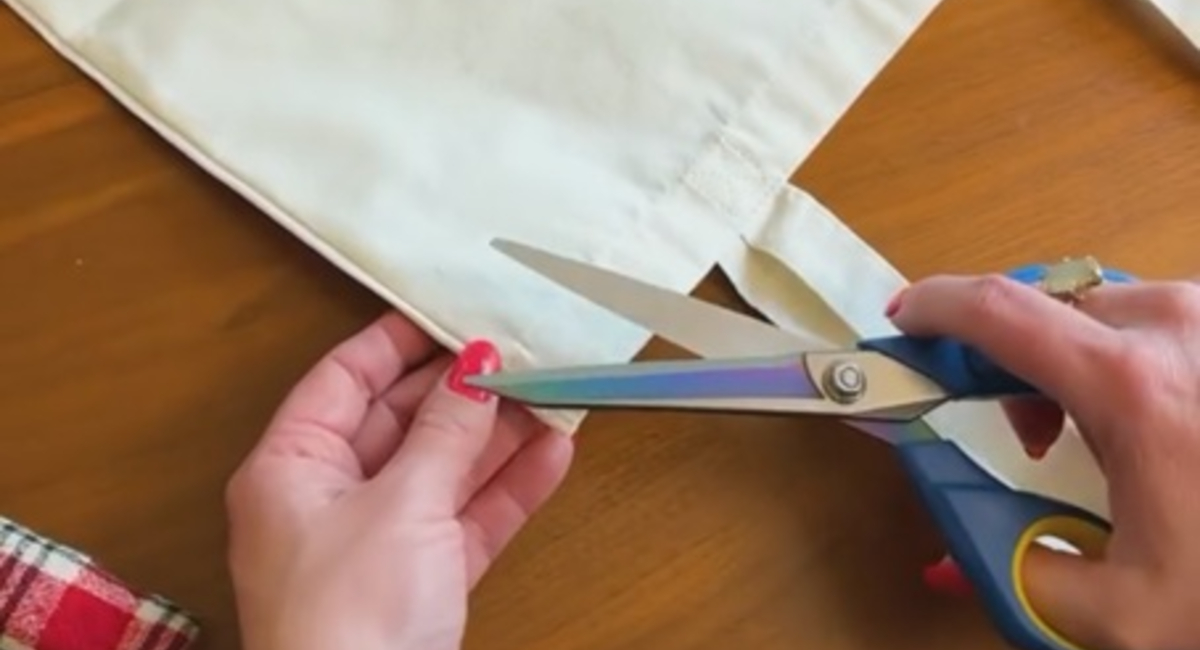 トートバッグの両端をハサミで切って、リボンを通すと…… 目からウロコのアイデアに「もっと早くやればよかった」「これは賢い」【海外】(1/3) | ハンドメイド ねとらぼ