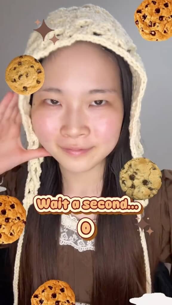前髪をヘアクリップで留めたラフなスタイルで登場