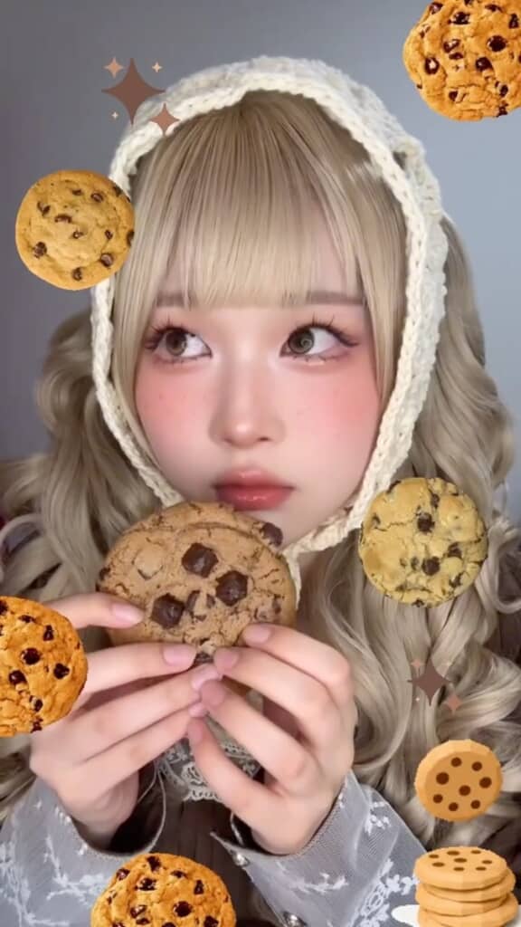 血色感のある肌と、ぱっちりとした目元が印象的