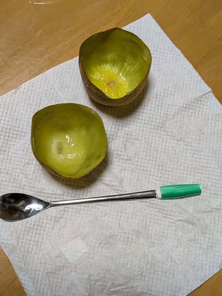 めちゃくちゃキレイに食べられたキウイ
