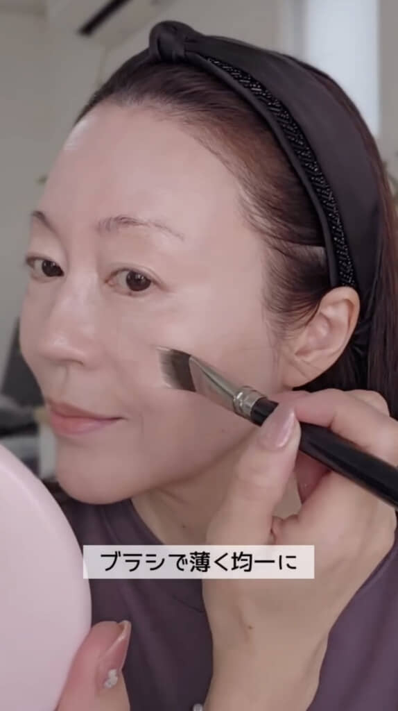 ベースは透明感のあるツヤ肌に