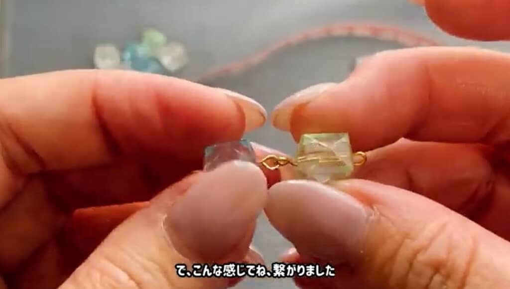 2つ目のビーズをつなげます