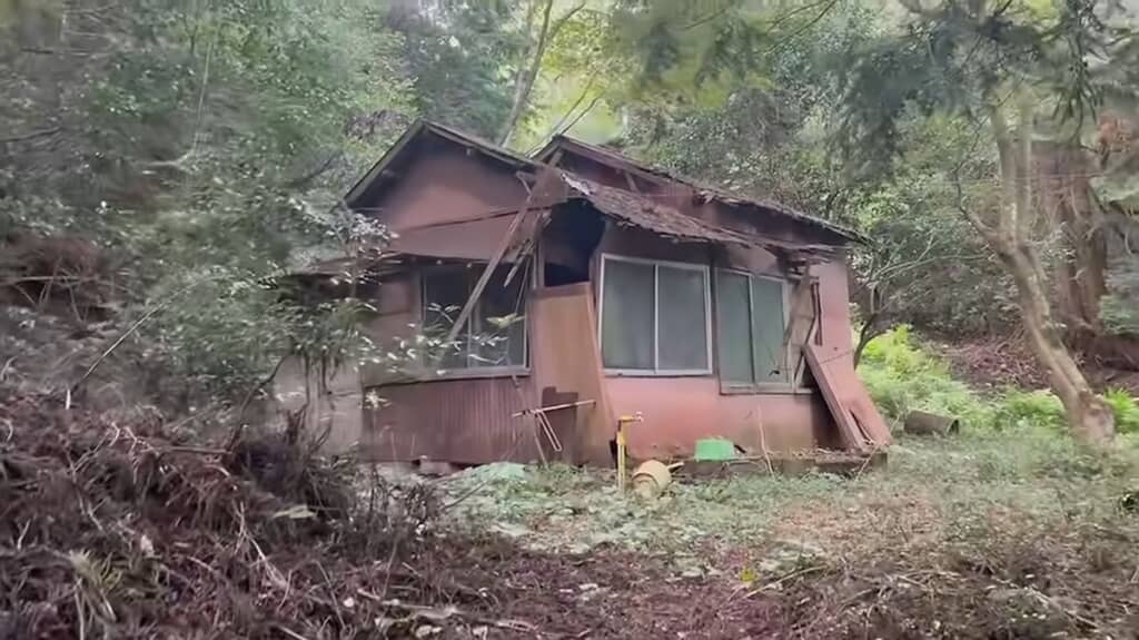ボロボロで今にも崩れそうな廃墟
