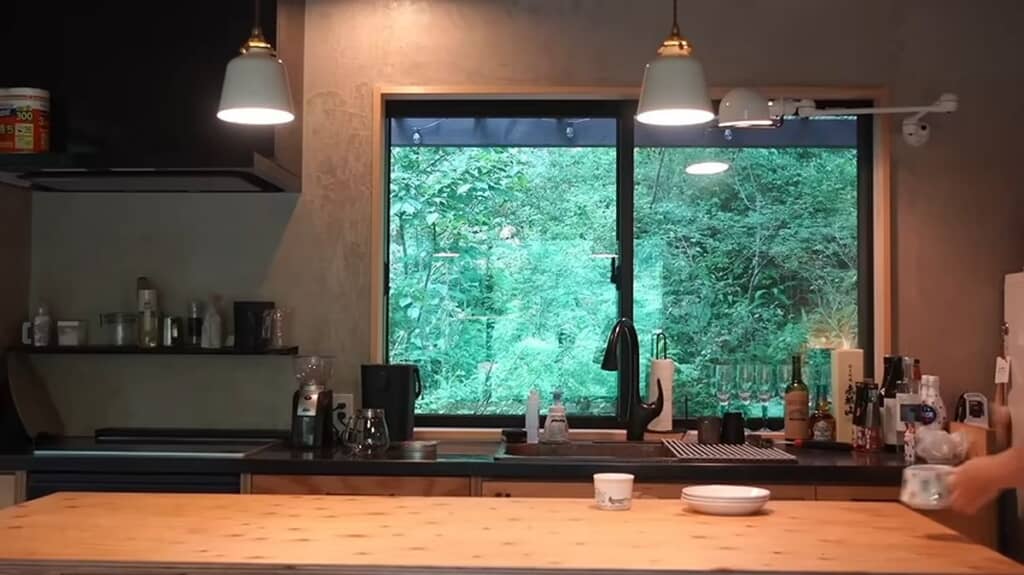 窓から森が見えるダイニングキッチン