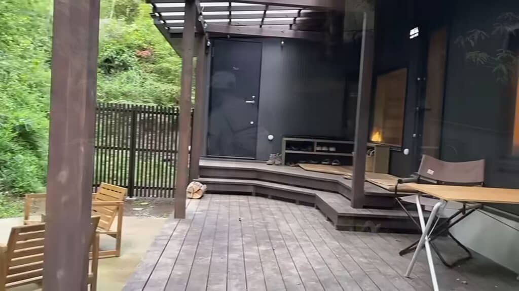 屋外にあるデッキ