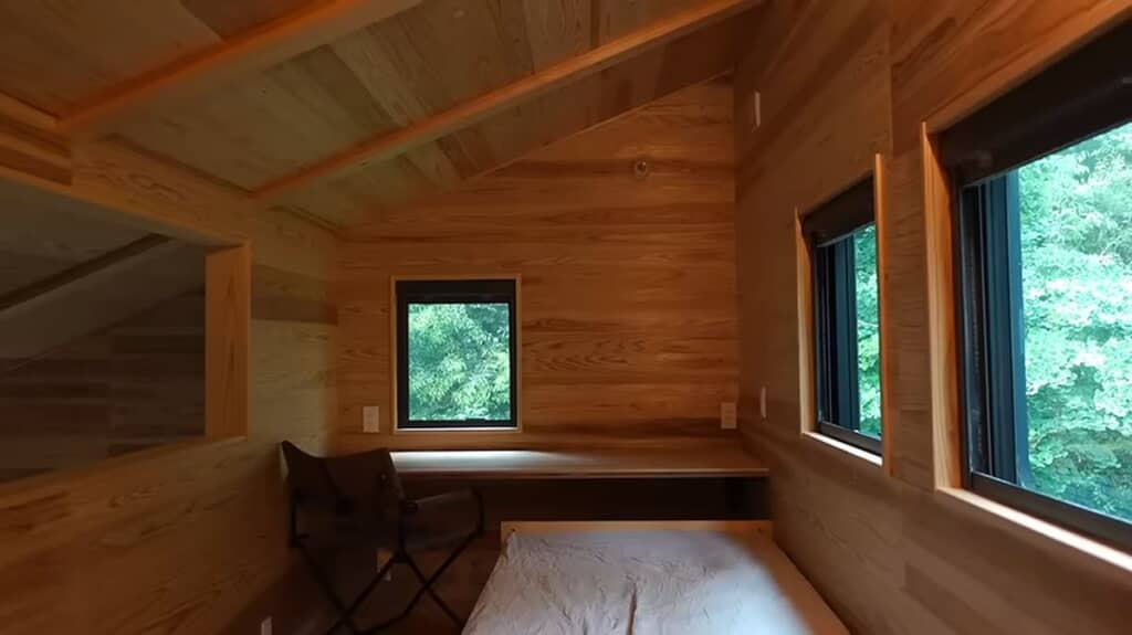宿としてオープンする予定の建物の一室