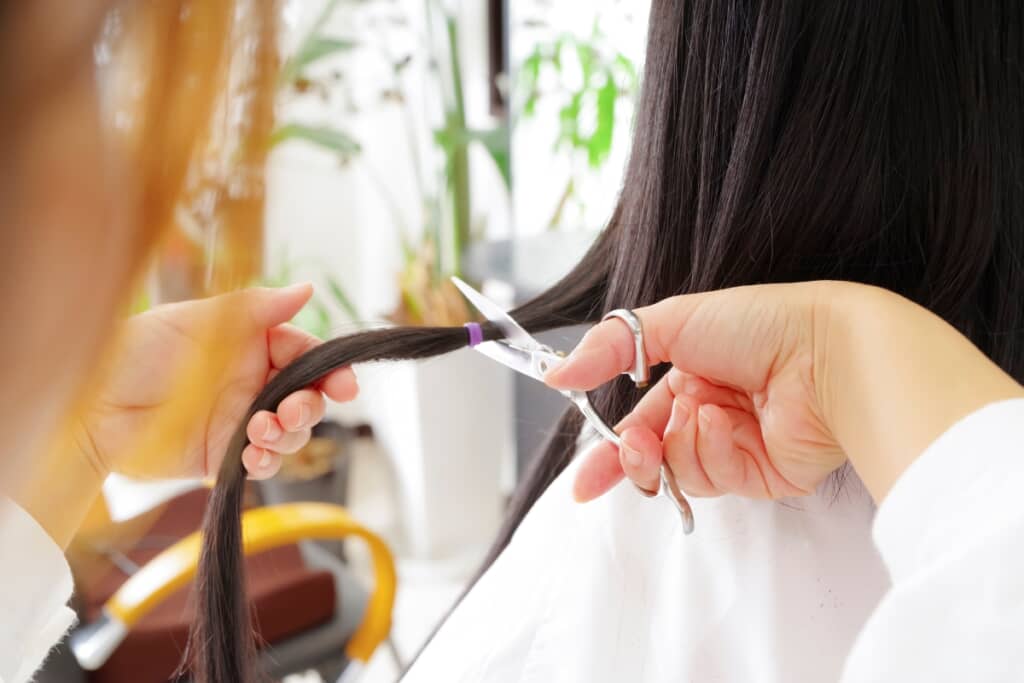 ヘアドネーションしたスーパーロングヘア(出典:PIXTA)
