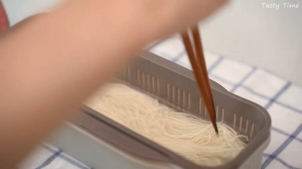 1人分のそうめんを作るときは、電子レンジが便利