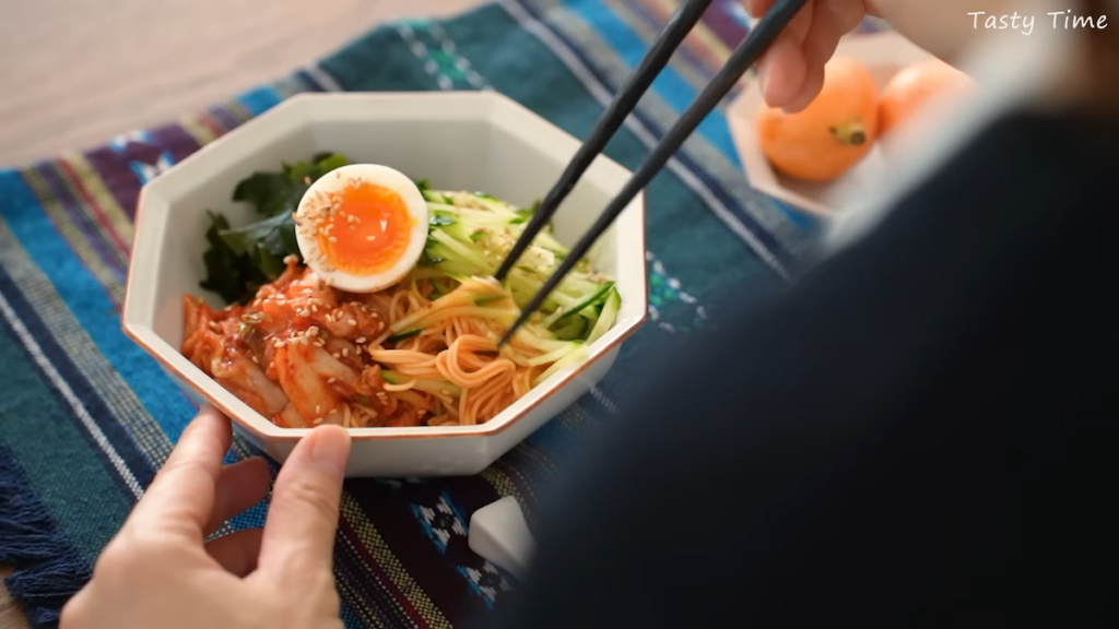 甘辛いタレを絡めたビビン麺風そうめん