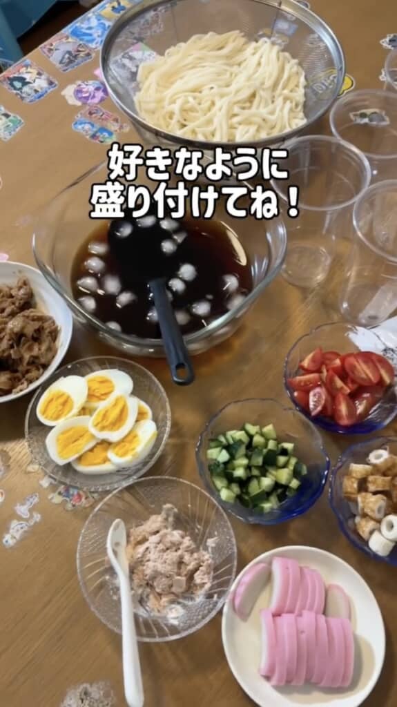 たくさんの具材を好きに盛り付けるスタイル。これはテンションが上がる！