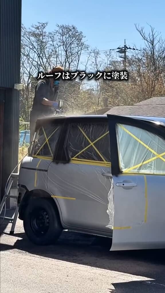 風のない晴天時を狙って青空塗装。多少ホコリがかんでも、研いだり“味”とみなして済ましたりするそうです