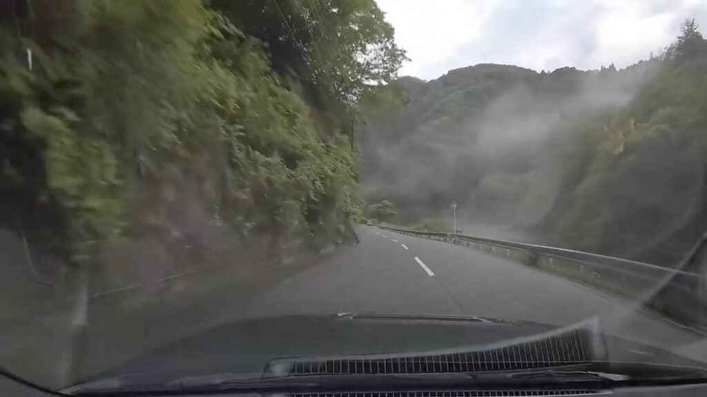 山道をクルマで走っていたら……