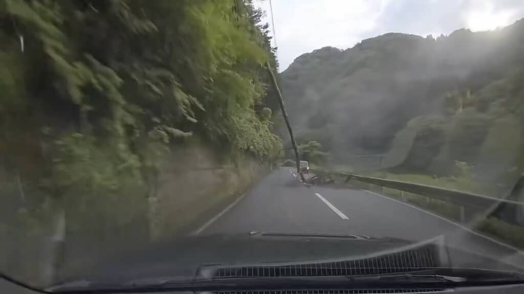 ほんのすぐ先で倒木が!? 緊急停車したのも束の間……