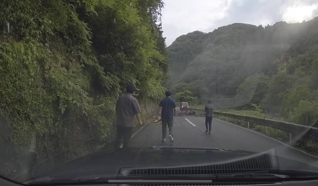 みんなで倒木を片付け