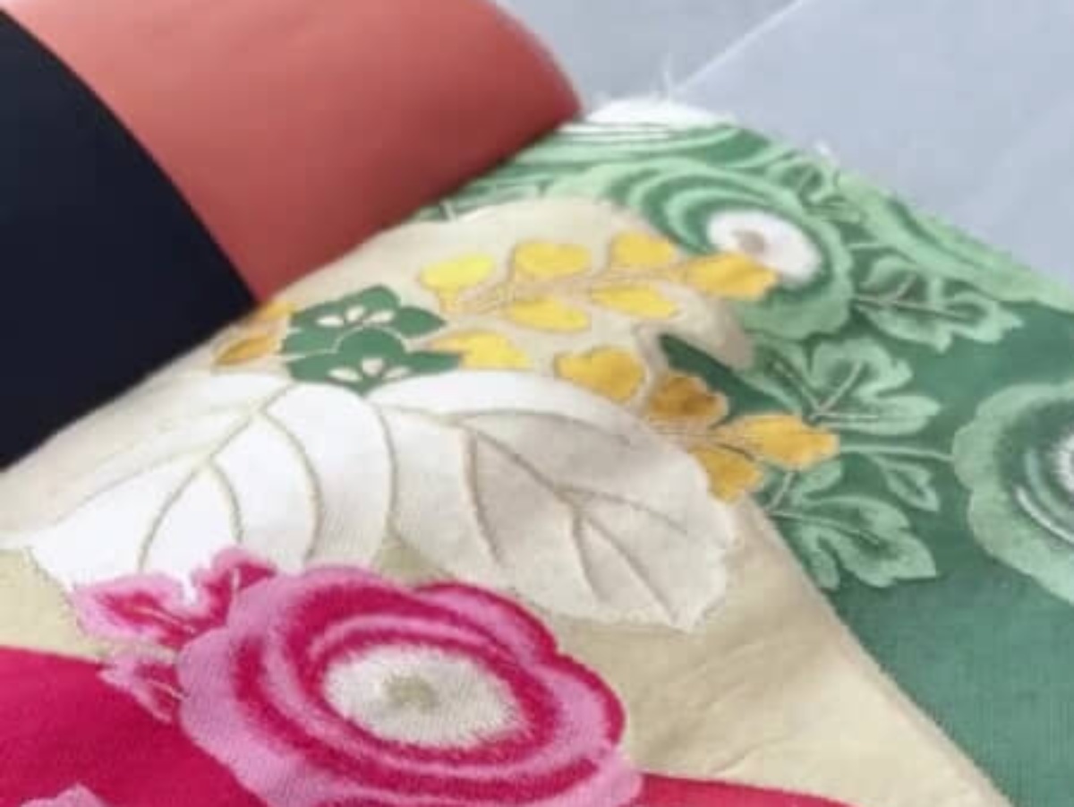 亡くなった祖母の“着物の帯”→孫が大胆にカットして…… 激変した姿に「丈夫で華やか」「すごいなぁ」「憧れます」(1/3) | ハンドメイド ねとらぼ
