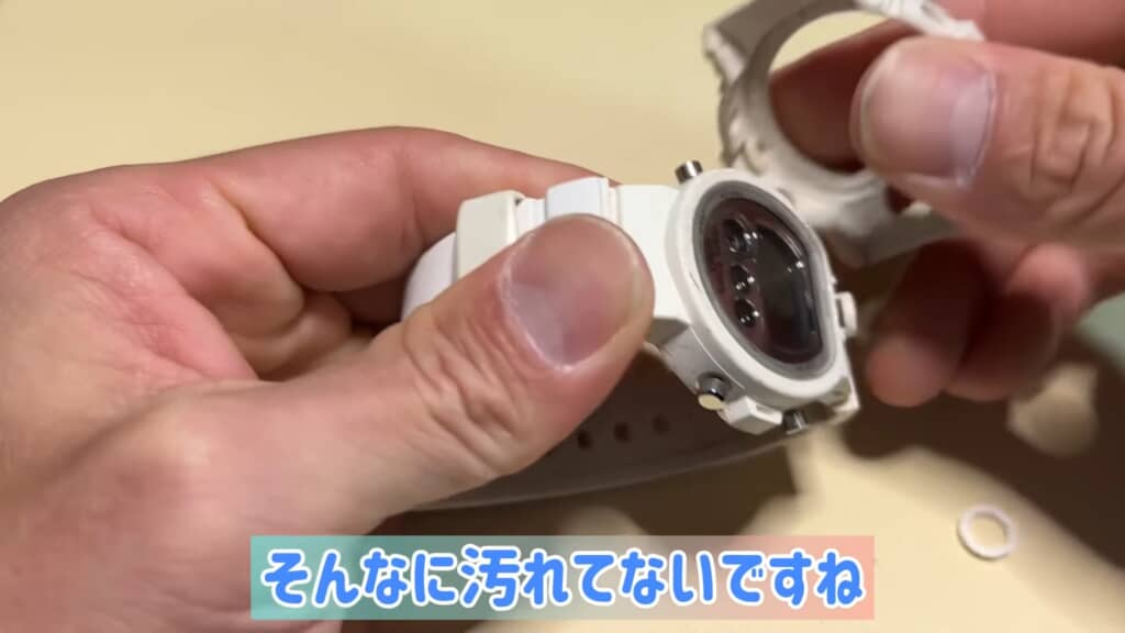 組み立て中のBaby-Gケースとバンドを持つ両手