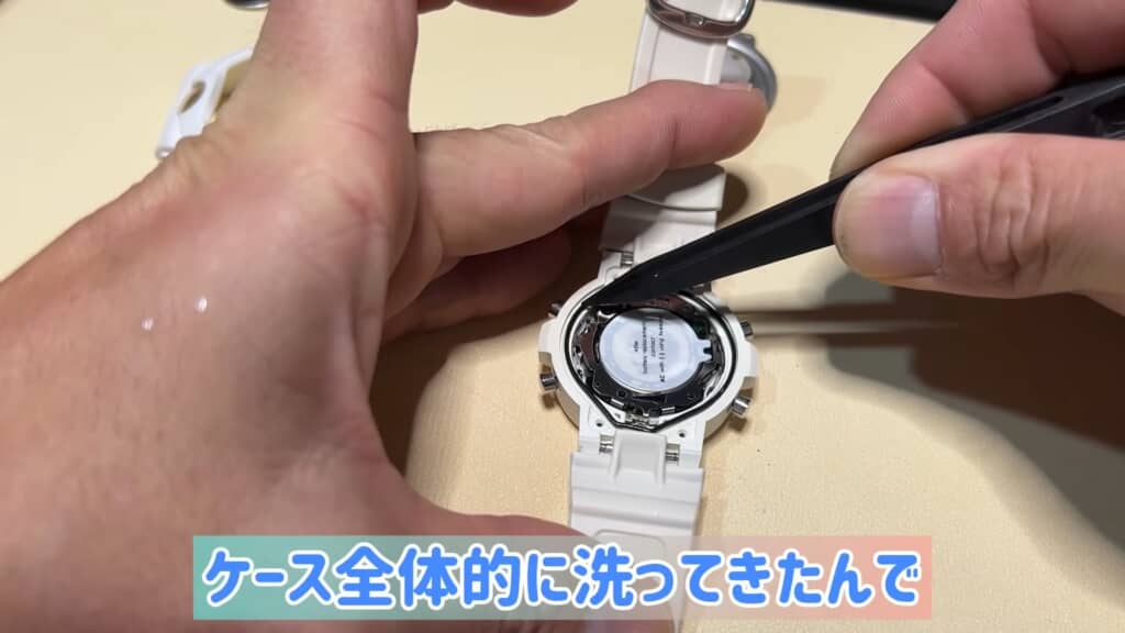 ケース裏側を工具で洗浄するBaby-Gのメンテナンス作業
