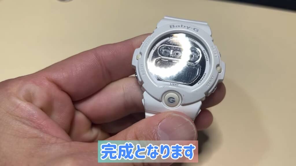 電池交換後のBaby-G文字盤アップ、光が反射する様子