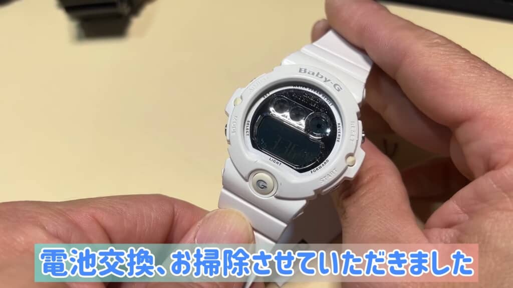 白いBaby-Gの電池交換とお掃除完了、文字盤を持つ手元