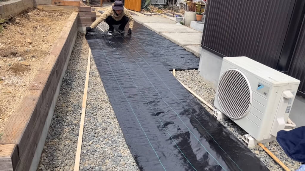 防草シートを設置