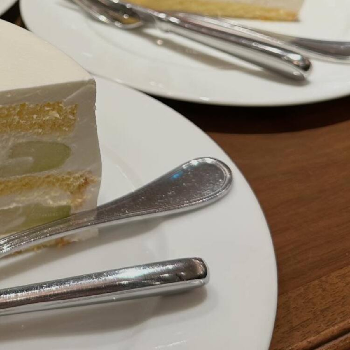 カフェでケーキを注文→運んできた店員が急にUターンしていき……　とんでもない光景に「想像したら笑っちゃいます」「そうすればいいんや！」（1/3） | グルメ ねとらぼ