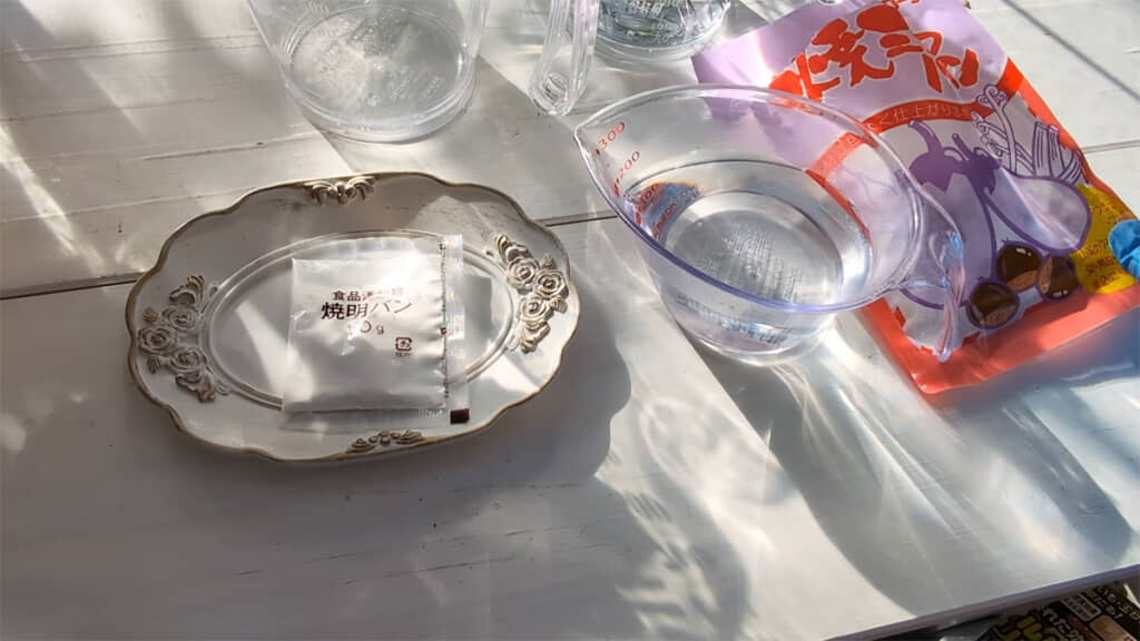 ミョウバンを溶かした「ミョウバン水」を作ります