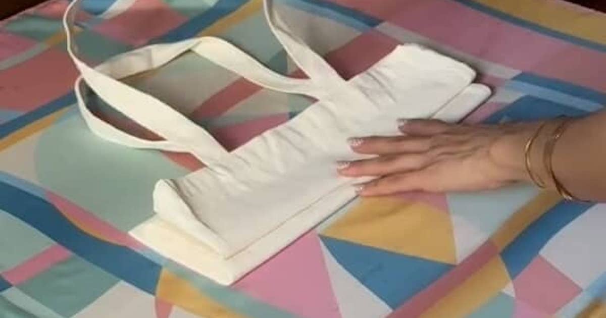 シンプルなトートバッグ→スカーフをくるくる巻き付けるだけで……「これはすごい！」　目からウロコの“簡単リメイク術”が560万再生「ちょっと待って」「今すぐ試したい！」【海外】（1/2） | ライフスタイル ねとらぼ