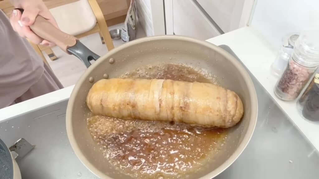 フライパンで煮詰めていく