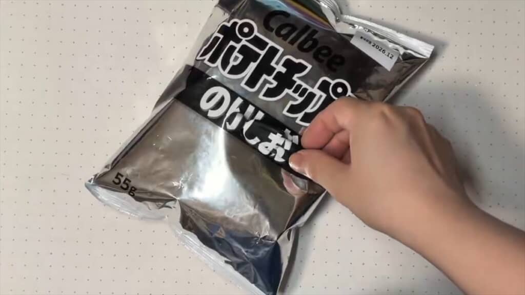 めっちゃカメレオンみたいな白黒ポテチ
