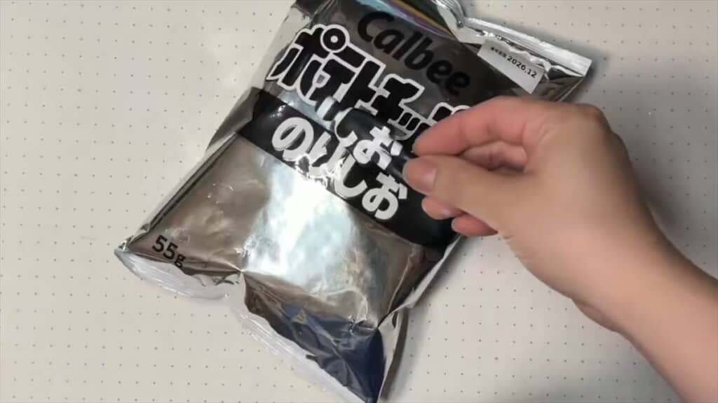 めっちゃカメレオンみたいな白黒ポテチ