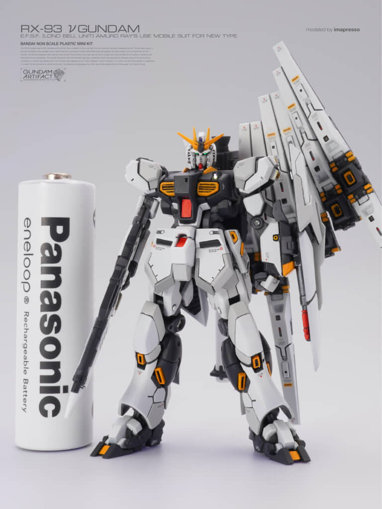 単三電池の横に立つνガンダム
