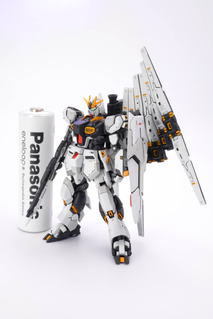 脚長効果を狙い、厚ぼったく見えるスネアーマーを削り込んで細くした