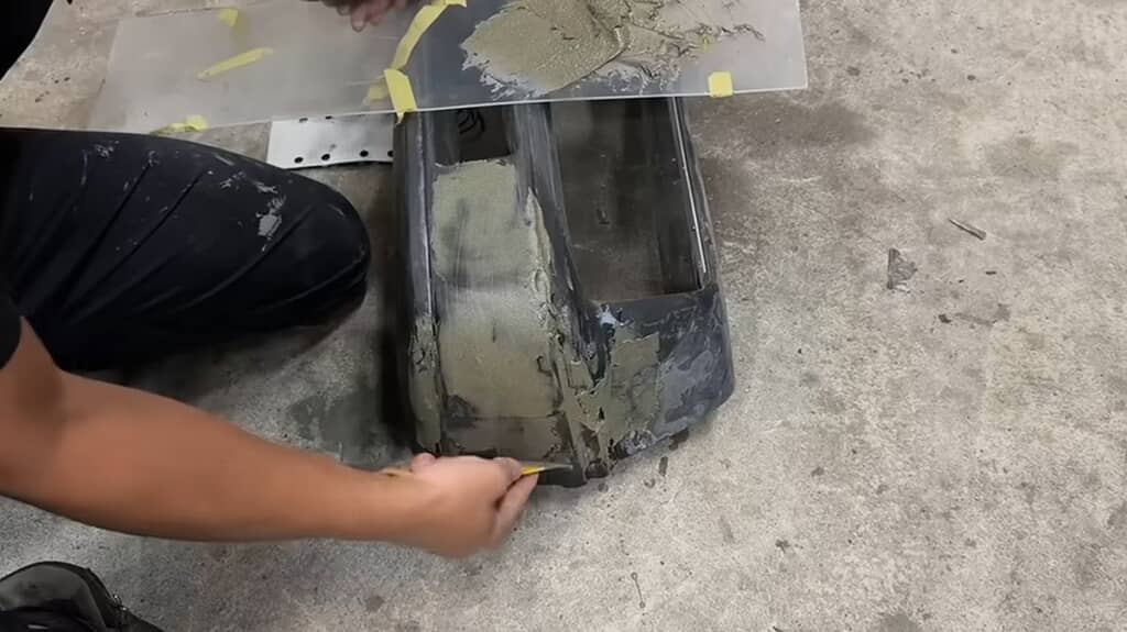 フロントバンパー前面にパテを盛り付ける