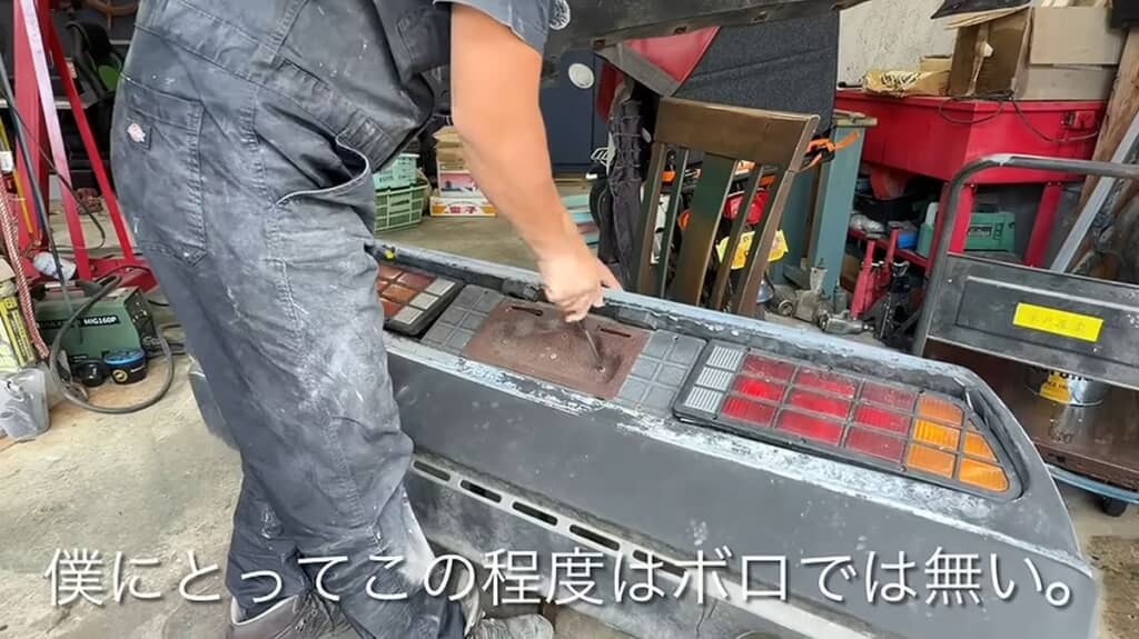 リアバンパーの分解作業