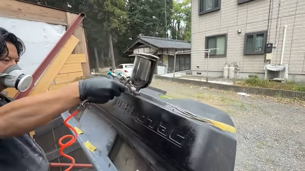マスキングしたバンパーを黒く塗装