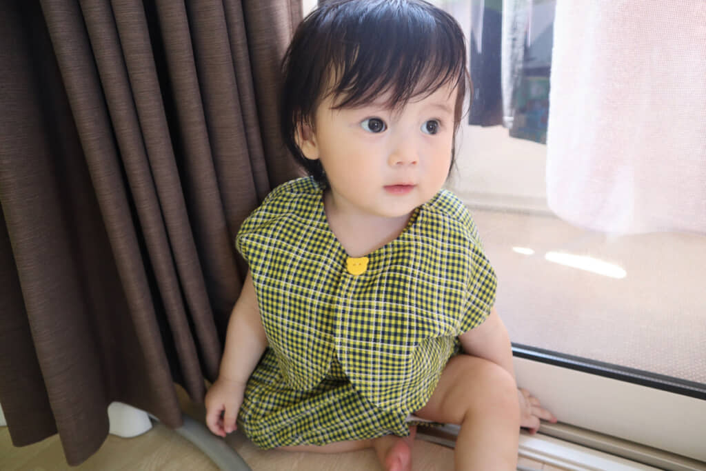 投稿者さんの祖母が55年前に作った子ども（ベビー）服を着た1歳の次男くん