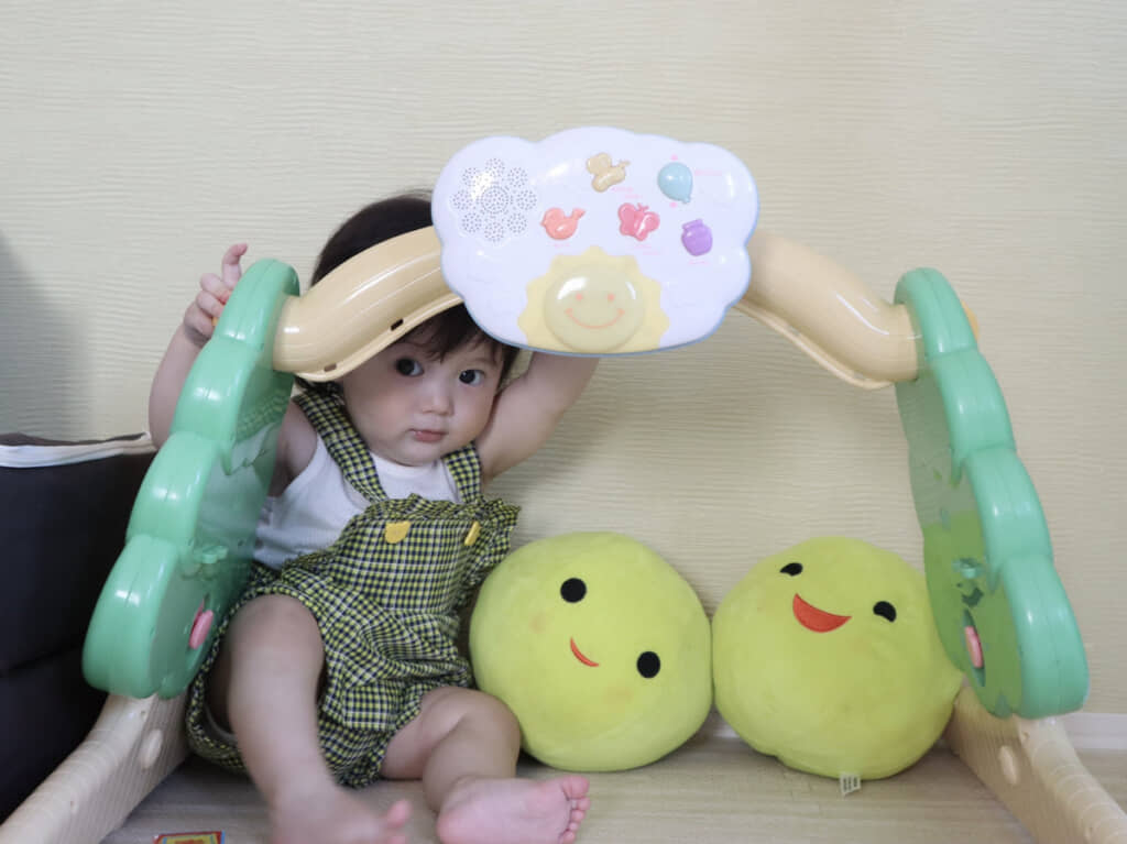 同じ生地のサロペットも。フリルが施されたデザインがかわいい！
