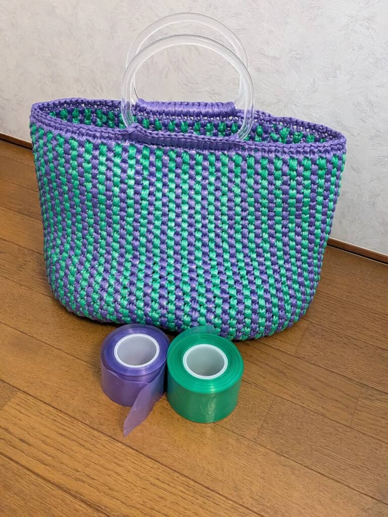 完成したバッグと使用したダイソーのビニールテープ