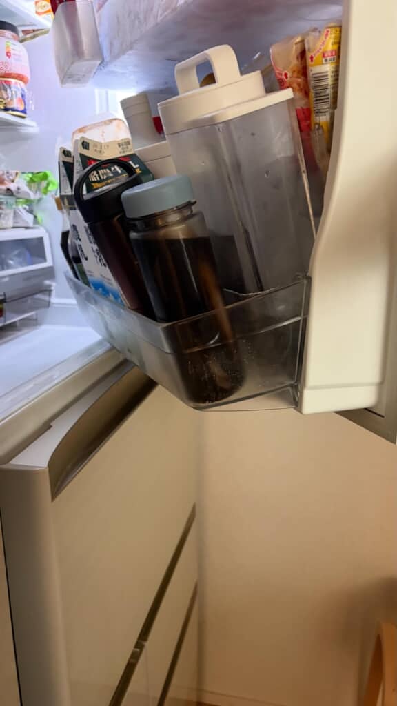 冷蔵庫の手前にあった茶色いボトル