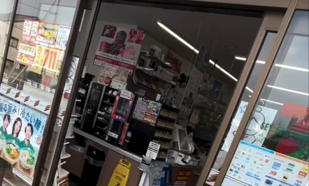 自動ドアのガラス扉に注目