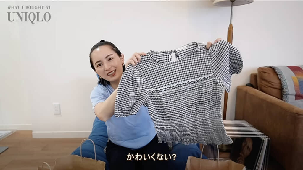 チェック柄のシャーリングトップス