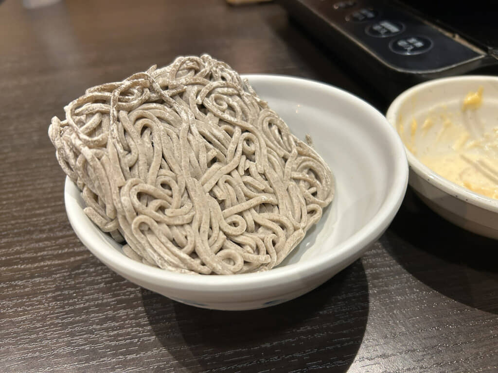 そばが板状になっている……