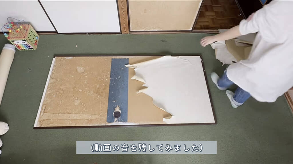 まずは残ったふすま紙を全て剥がします
